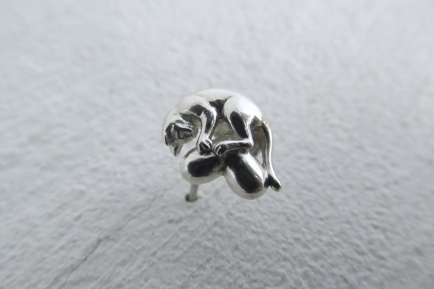 ハートをキャッチした猫のピンブローチ > Heart CATcher <